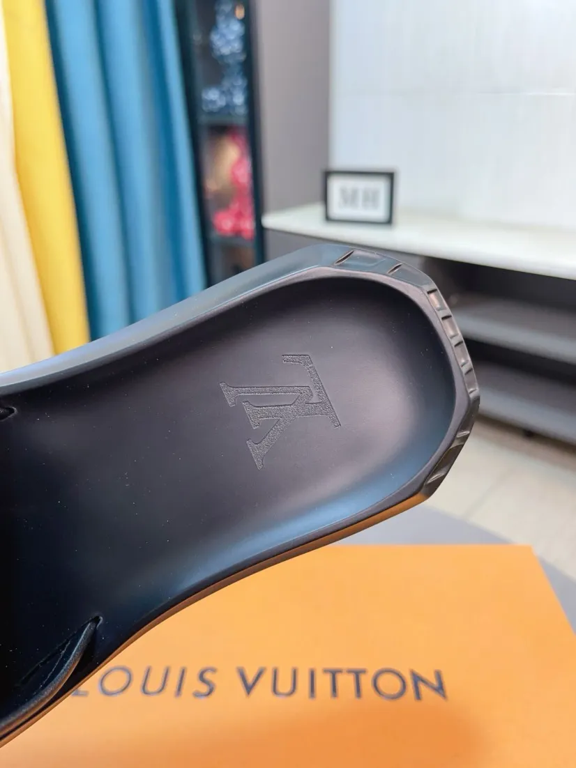 Men's shoes 💰260🌹🌹 (lv-Louis Vuitton) new men's sandals, high-end boutique, exquisite embossed logo decoration on the upper, fine workmanship, super soft soles, casual, loose and comfortable, a must-have in summer! \nsize：38-44